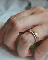 婚約指輪 光