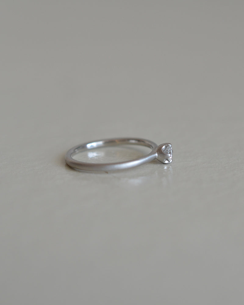 婚約指輪 光