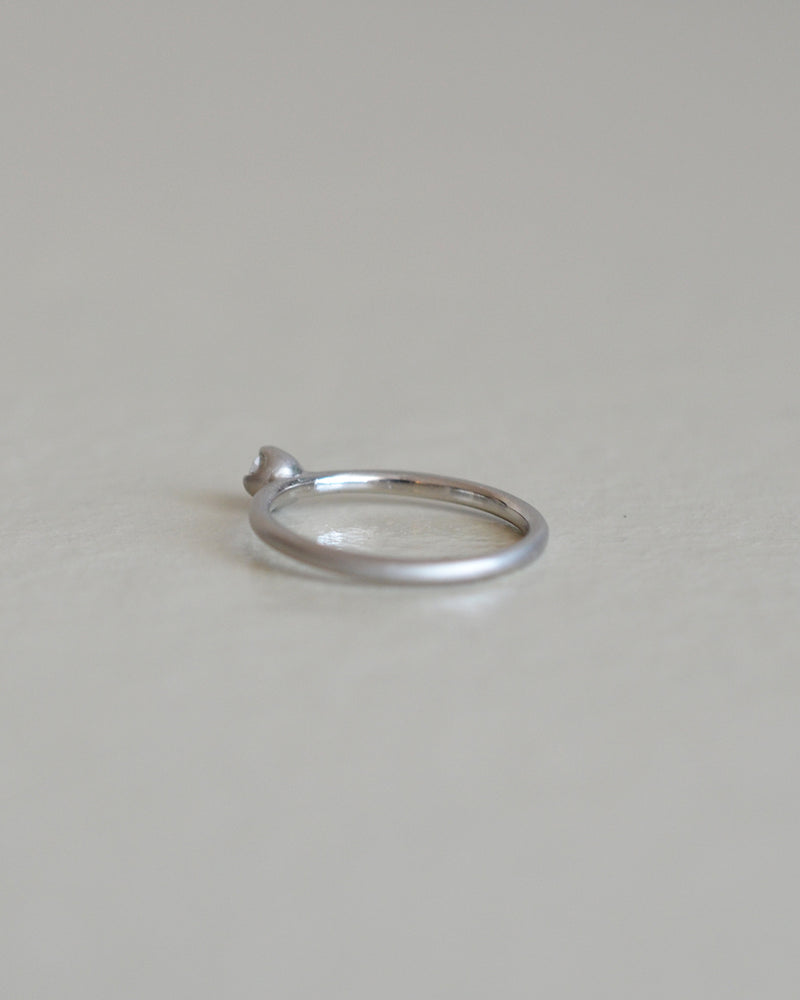 婚約指輪 光