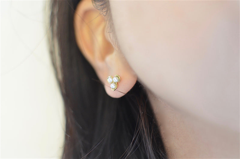 白い小花 ピアス